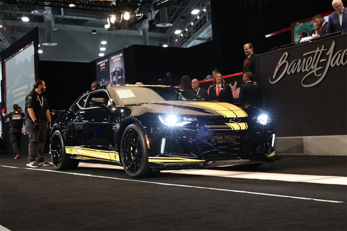 Chevy Camaro ZL1 Hertz/Hendrick Motosports Editon 2020 được bán với giá 250.000 USD.