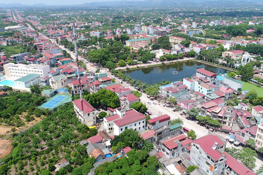 nhiều nh&agrave; ở xen lẫn c&acirc;y xanh trong th&agrave;nh phố