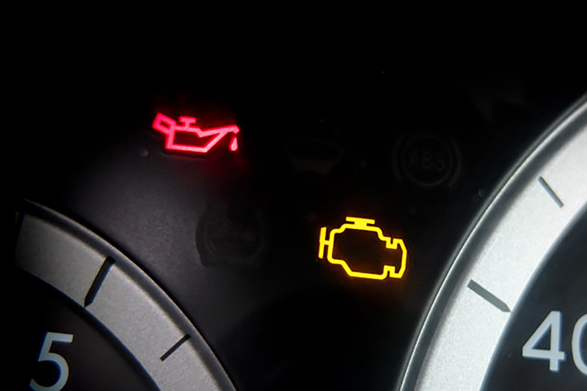 Đèn Check Engine sáng.