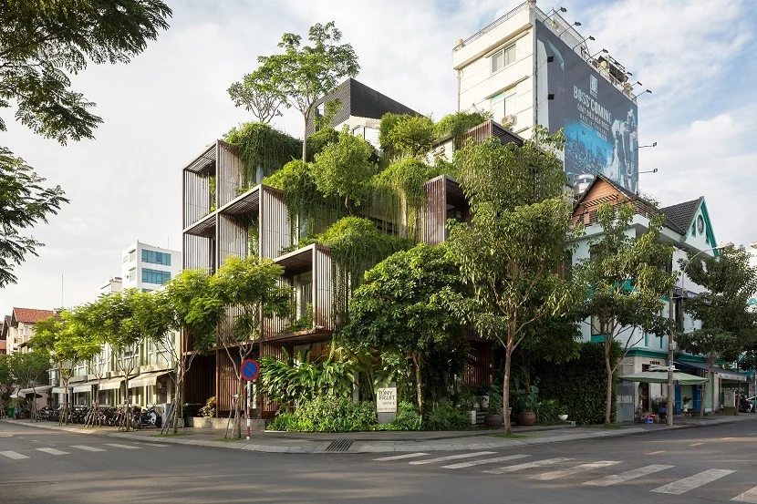toàn cảnh tòa nhà văn phòng phủ kín cây xanh ở TP.HCM