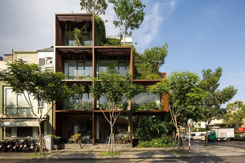 Được bảo vệ bởi lớp thực vật bao quanh tòa nhà, mỗi không gian làm việc đều hướng ra không gian xanh trong lành, thoáng mát.