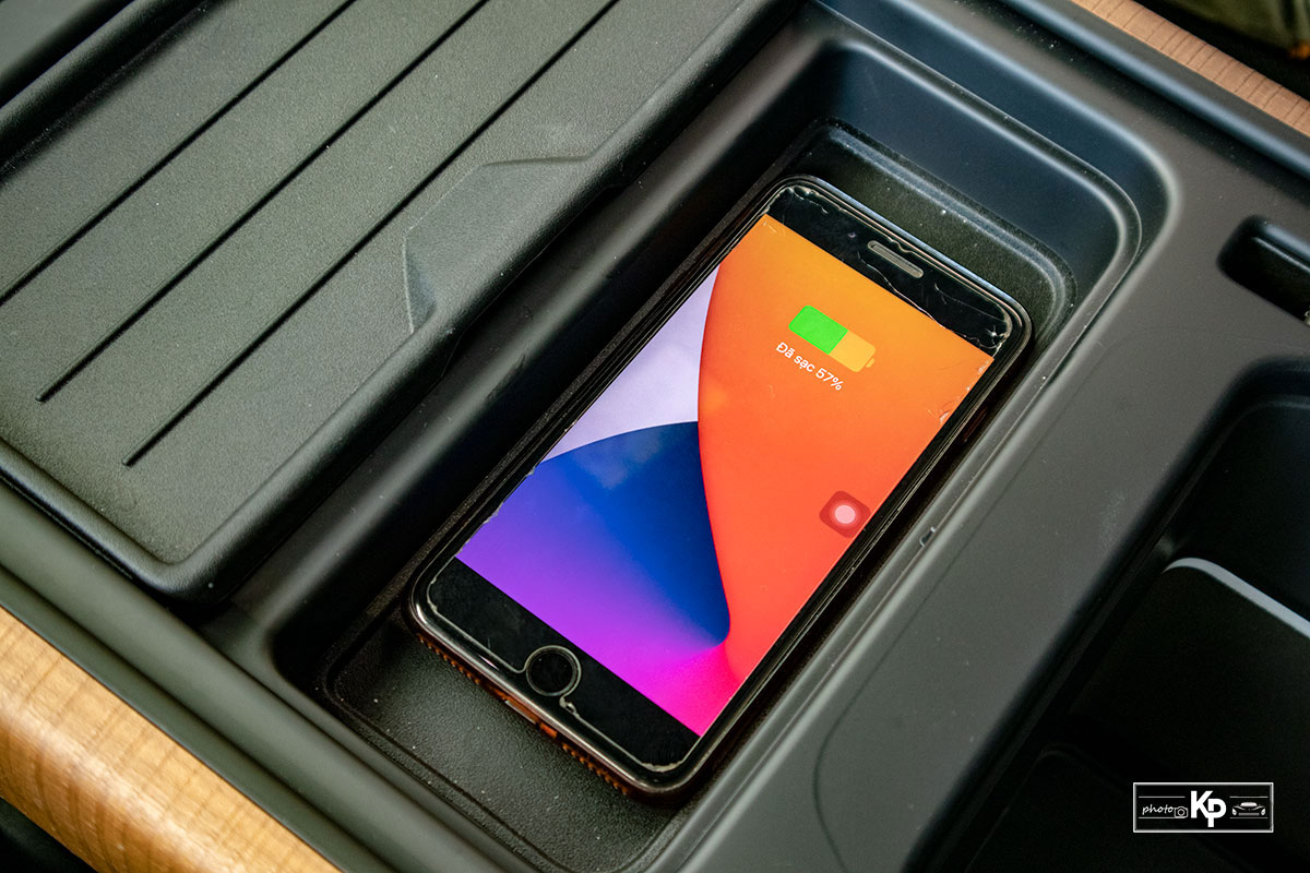 Ảnh Sạc kh&ocirc;ng d&acirc;y xe Land Rover Defender 90 2021 a1