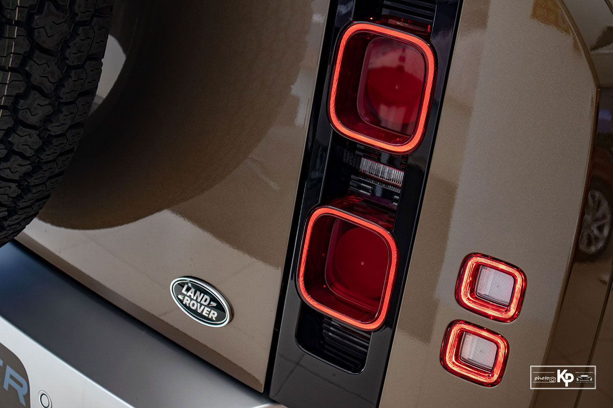 Ảnh Đ&egrave;n hậu xe Land Rover Defender 90 2021