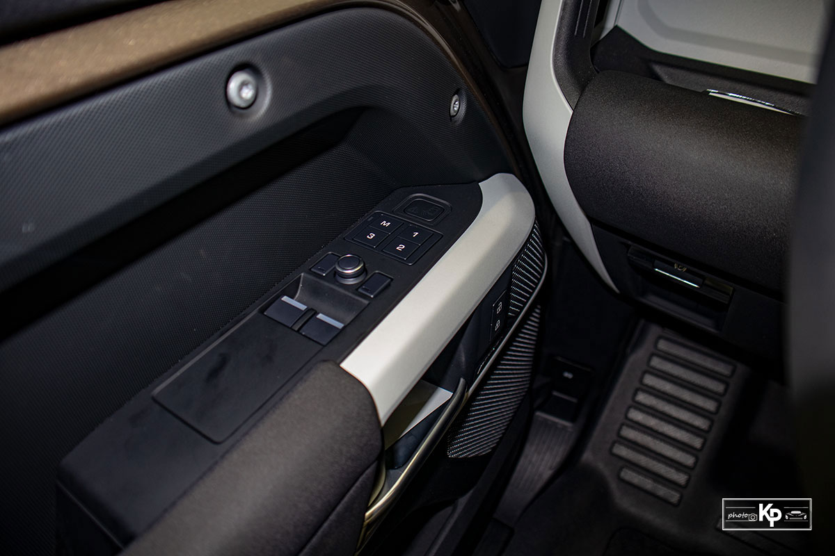 Ảnh T&aacute;p-li cửa xe Land Rover Defender 90 2021 