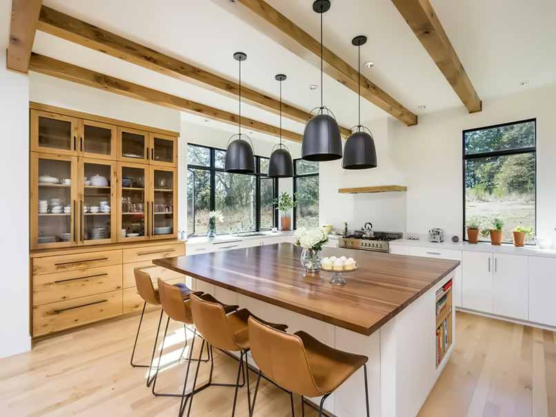 Bàn đảo bếp bằng gỗ tạo cảm giác thân thiện, ấm cúng cho không gian bếp - ăn hiện đại.