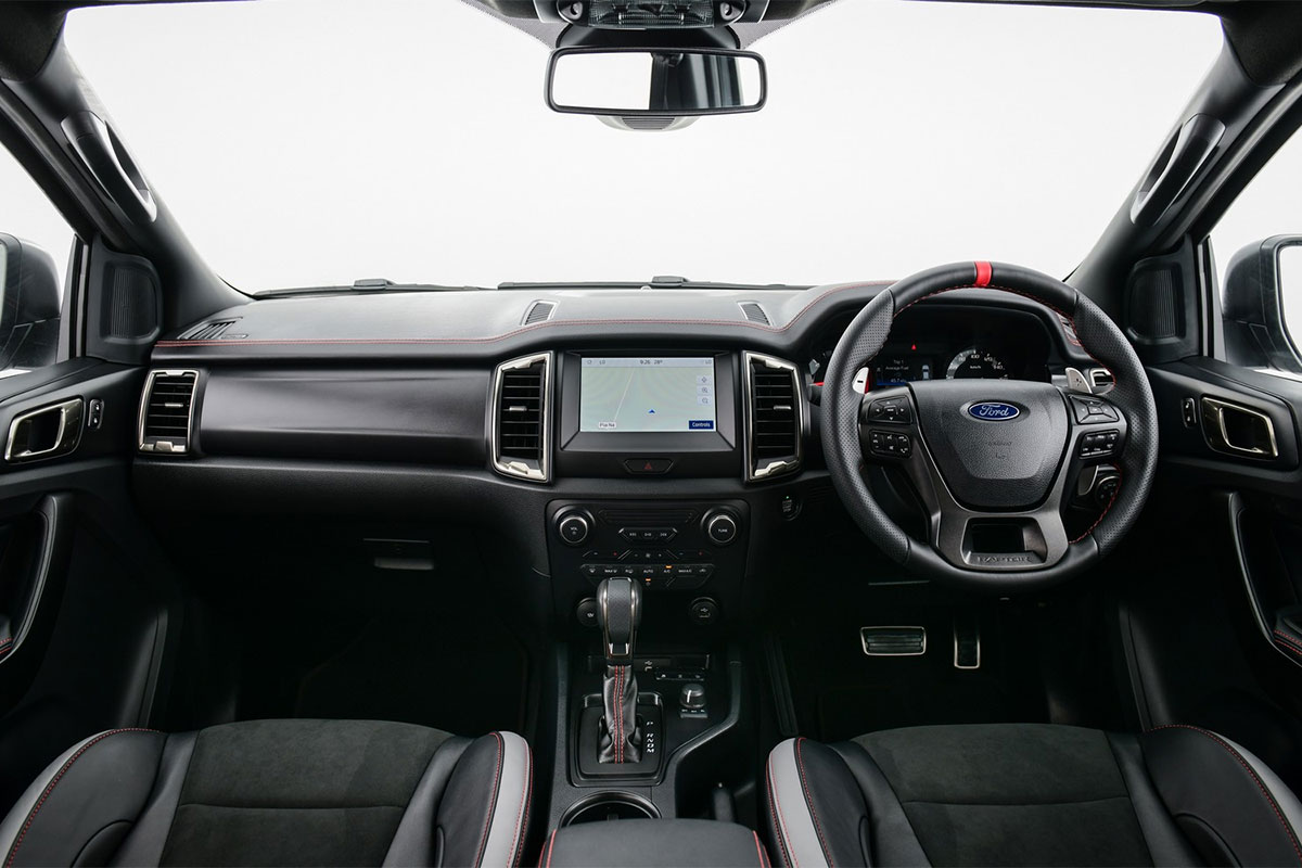 Ford Ranger Raptor X 2021 gây ấn tượng ngay với những đường khâu tương phản màu đỏ trên vô lăng.
