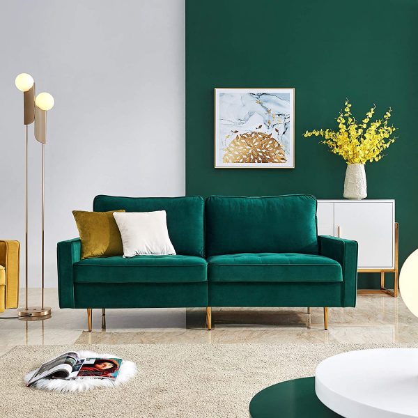 Ghế sofa nhỏ m&agrave;u xanh ngọc lục bảo c&oacute; khung ch&acirc;n kim loại m&agrave;u v&agrave;ng đồng s&aacute;ng b&oacute;ng, to&aacute;t l&ecirc;n vẻ sang trọng, quyền qu&yacute;, thể hiện đẳng cấp của gia chủ.