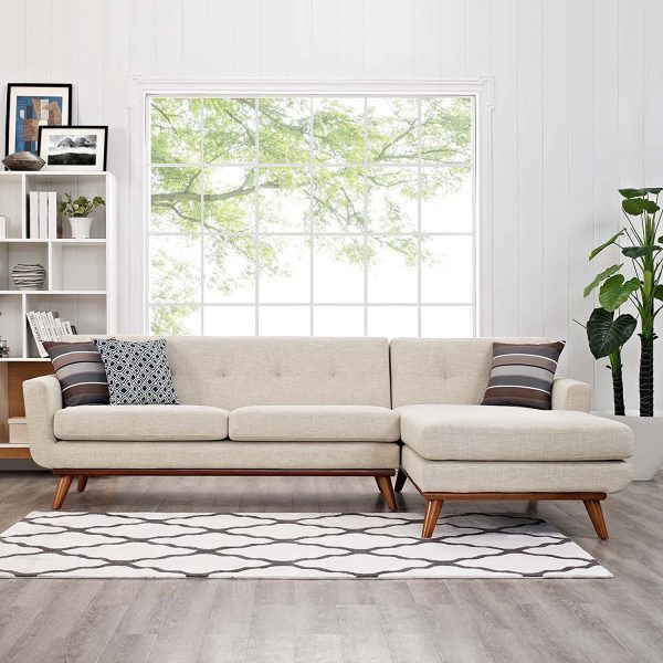 Ghế sofa ph&ograve;ng kh&aacute;ch phong c&aacute;ch hiện đại giữa thế kỷ t&ocirc;ng m&agrave;u be trang nh&atilde;. K&iacute;ch thước ghế sofa ph&ugrave; hợp với ph&ograve;ng kh&aacute;ch c&oacute; diện t&iacute;ch nhỏ, trung b&igrave;nh.