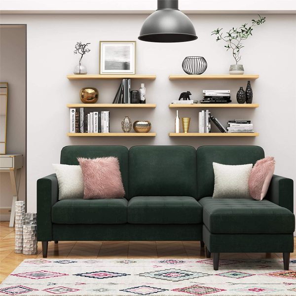 C&aacute;c mẫu sofa ph&ograve;ng kh&aacute;ch m&agrave;u xanh l&aacute; đậm tạo diện mạo cổ điển sang trọng cho kh&ocirc;ng gian sống. Bạn c&oacute; thể kết hợp th&ecirc;m gối tựa m&agrave;u trắng hoặc hồng pastel.