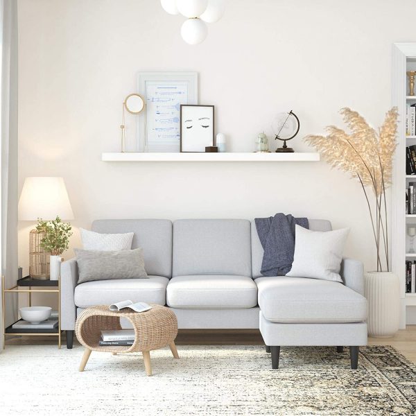 h&igrave;nh ảnh ghế sofa m&agrave;u trắng ng&agrave; nhỏ gọn, b&agrave;n c&agrave; ph&ecirc; m&acirc;y tre đan đặt tr&ecirc;n thảm m&agrave;u trung t&iacute;nh
