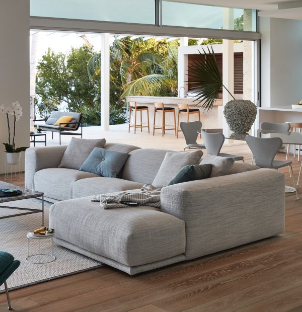 Ghế sofa đẹp hiện đại m&agrave;u ghi s&aacute;ng với phần đệm ngồi v&agrave; tựa lưng d&agrave;y dặn, mang lại cho người d&ugrave;ng sự thoải m&aacute;i, thư gi&atilde;n nhất.