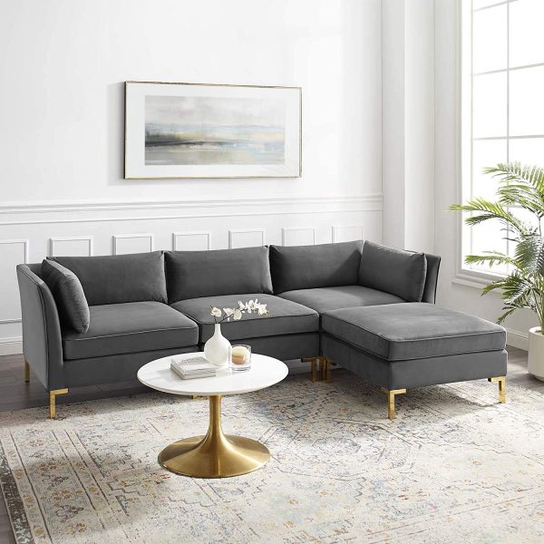 Mẫu sofa to&aacute;t l&ecirc;n vẻ sang trọng với phần khung kim loại mạ đồng s&aacute;ng b&oacute;ng, h&agrave;i h&ograve;a với thiết kế b&agrave;n c&agrave; ph&ecirc; tr&ograve;n m&agrave;u trắng nhỏ xinh. Phần ch&acirc;n cao tạo cảm gi&aacute;c tho&aacute;ng đ&atilde;ng, đồng thời gi&uacute;p vệ sinh s&agrave;n, thảm dễ d&agrave;ng hơn.
