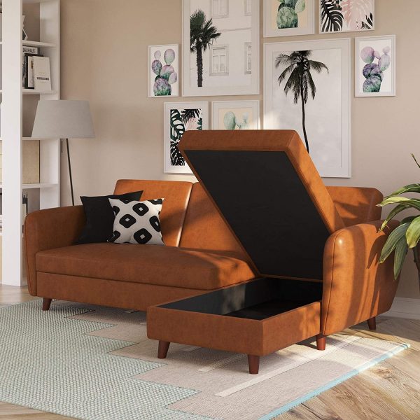 Bộ ghế sofa ph&ograve;ng kh&aacute;ch m&agrave;u v&agrave;ng da b&ograve; khiến căn ph&ograve;ng như bừng s&aacute;ng dưới &aacute;nh nắng mặt trời. N&oacute; cũng gi&uacute;p gia tăng chiều s&acirc;u cho kh&ocirc;ng gian.