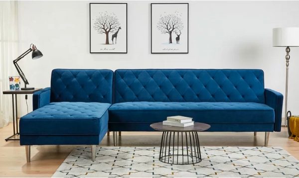 Sofa ph&ograve;ng kh&aacute;ch đẹp với t&ocirc;ng m&agrave;u xanh dương thanh lịch, m&aacute;t mắt. Thiết kế đệm chần b&ocirc;ng mang hơi hướng cổ điển sang trọng. Th&ecirc;m một điểm cộng: ch&acirc;n ghế cao tho&aacute;ng.