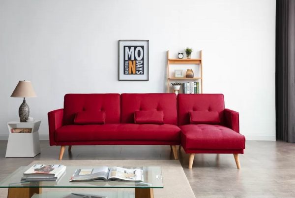Sofa m&agrave;u đỏ t&aacute;o bạo lấy cảm hứng từ phong c&aacute;ch thiết kế nội thất hiện đại giữa thế kỷ, kết hợp n&eacute;t hiện đại. Bạn c&oacute; thể di chuyển ghế nhỏ sang tr&aacute;i hoặc phải t&ugrave;y th&iacute;ch.