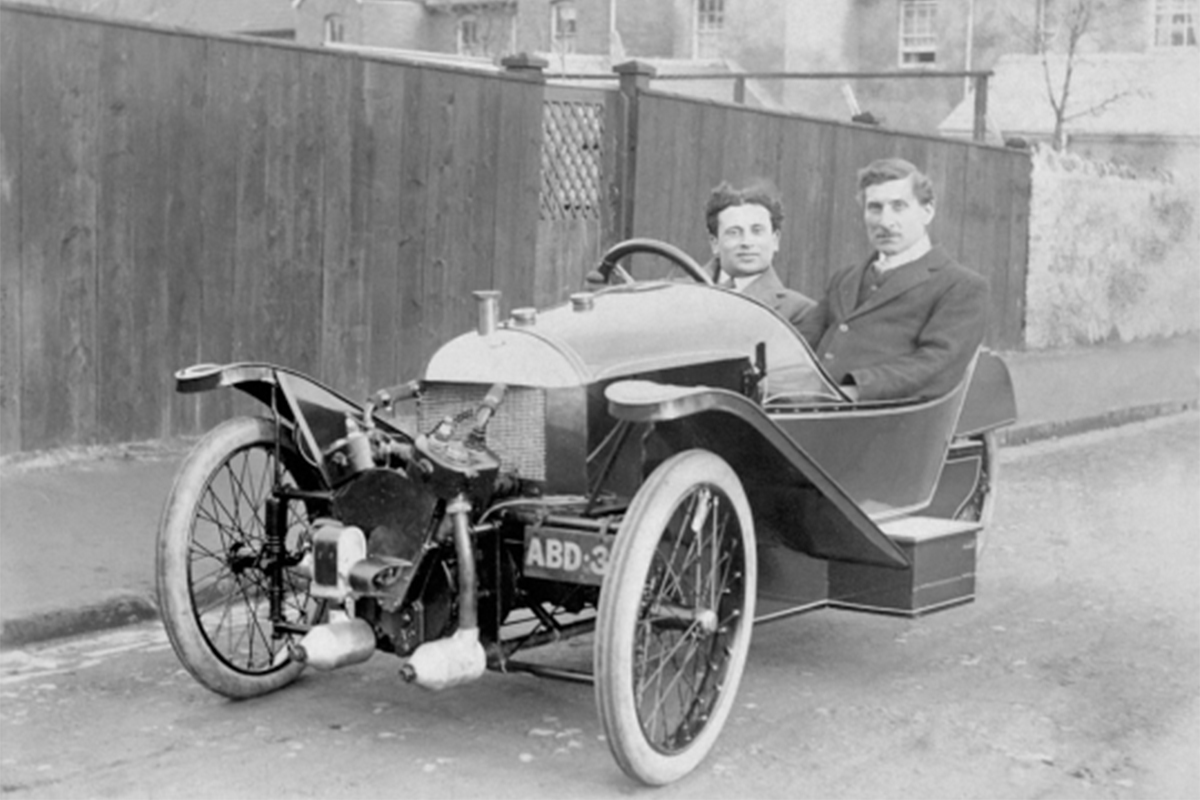 Henry Frederick Stanley Morgan (trái) là người sáng lập nên Morgan Motor.