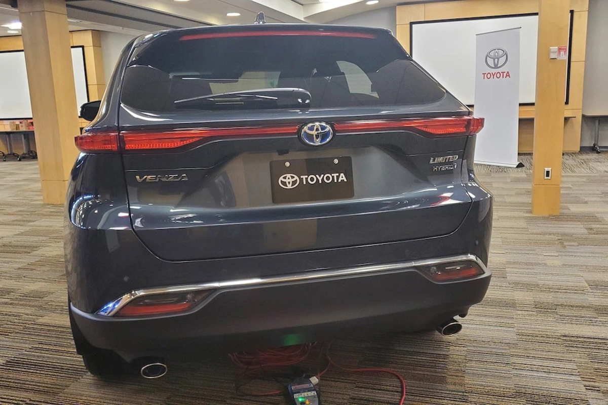 Đu&ocirc;i xe Venza.