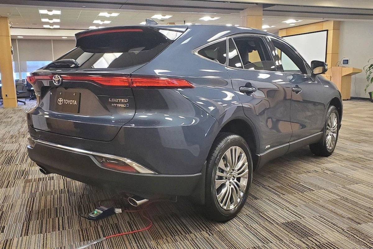 Đu&ocirc;i xe Toyota Venza.