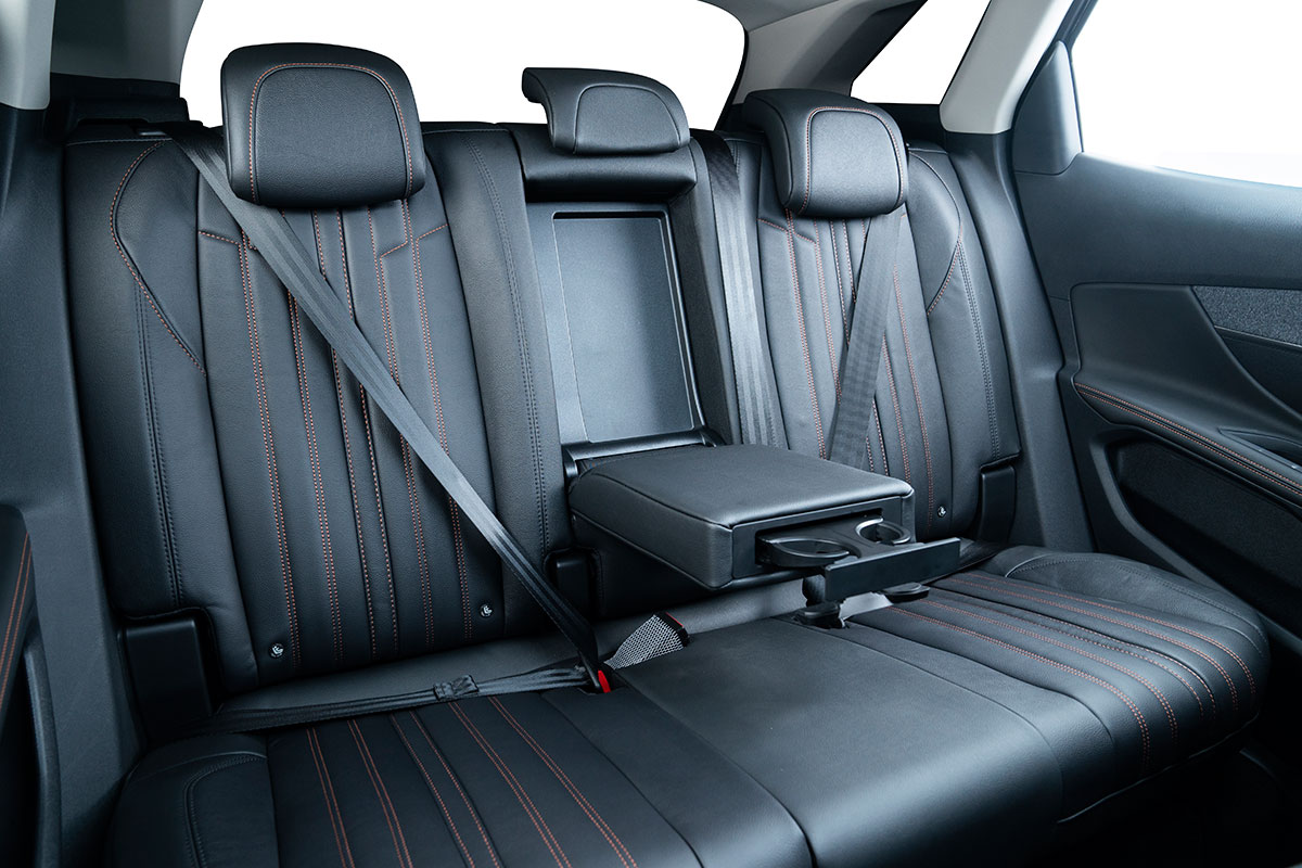 Nội thất mẫu xe Peugeot 3008 2021 tr&ocirc;ng kh&aacute; rộng r&atilde;i.