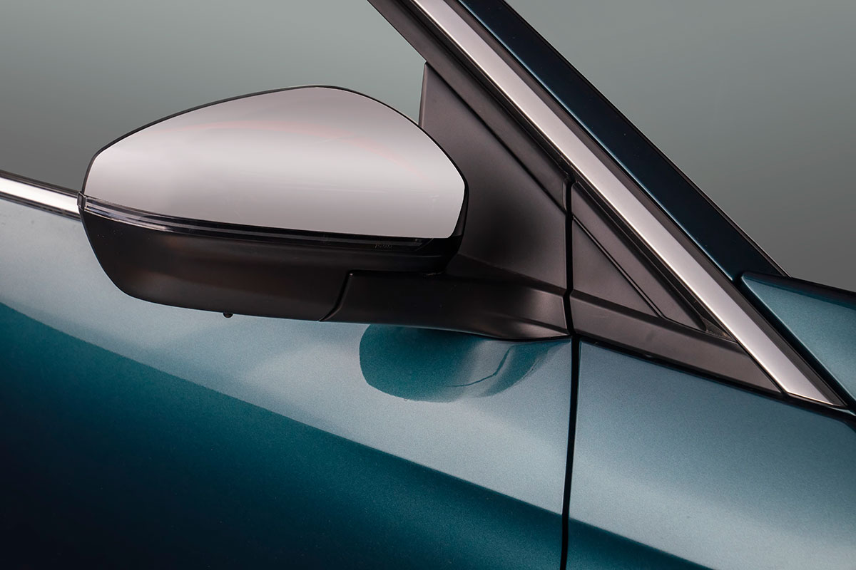 Ph&iacute;a dưới 2 cửa tr&ecirc;n Peugeot 3008 mới được trang tr&iacute; bởi một nẹp chrome cỡ lớn.