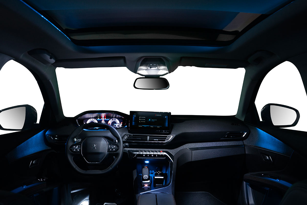 Nội thất Peugeot 3008 bản n&acirc;ng cấp duy tr&igrave; triết l&yacute; thiết kế i-Cockpit.