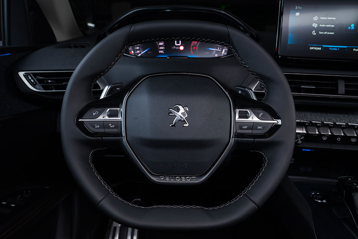 Nội thất Peugeot 3008 bản n&acirc;ng cấp duy tr&igrave; triết l&yacute; thiết kế i-Cockpit với v&ocirc;-lăng v&aacute;t D-cut.