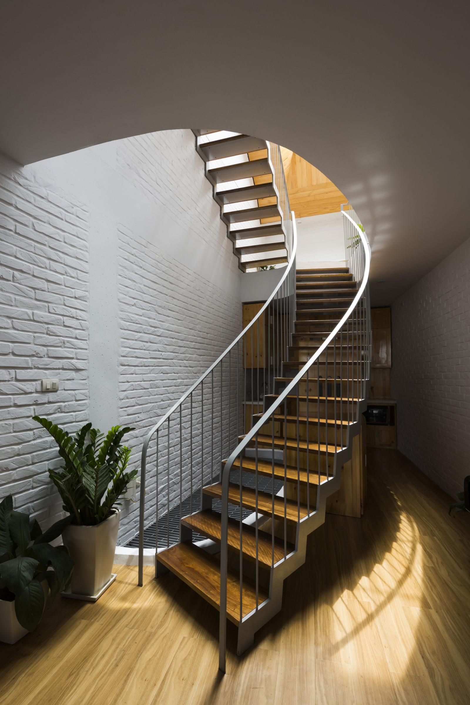 Thiết kế cầu thang nh&agrave; th&oacute;p hậu