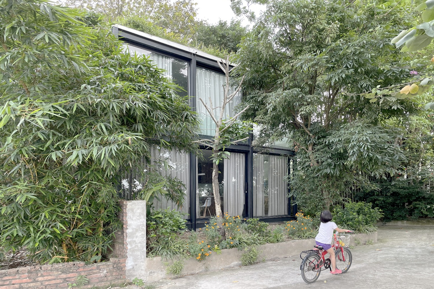 toàn cảnh ngôi nhà nhỏ trong suốt ở ven sông Hồng