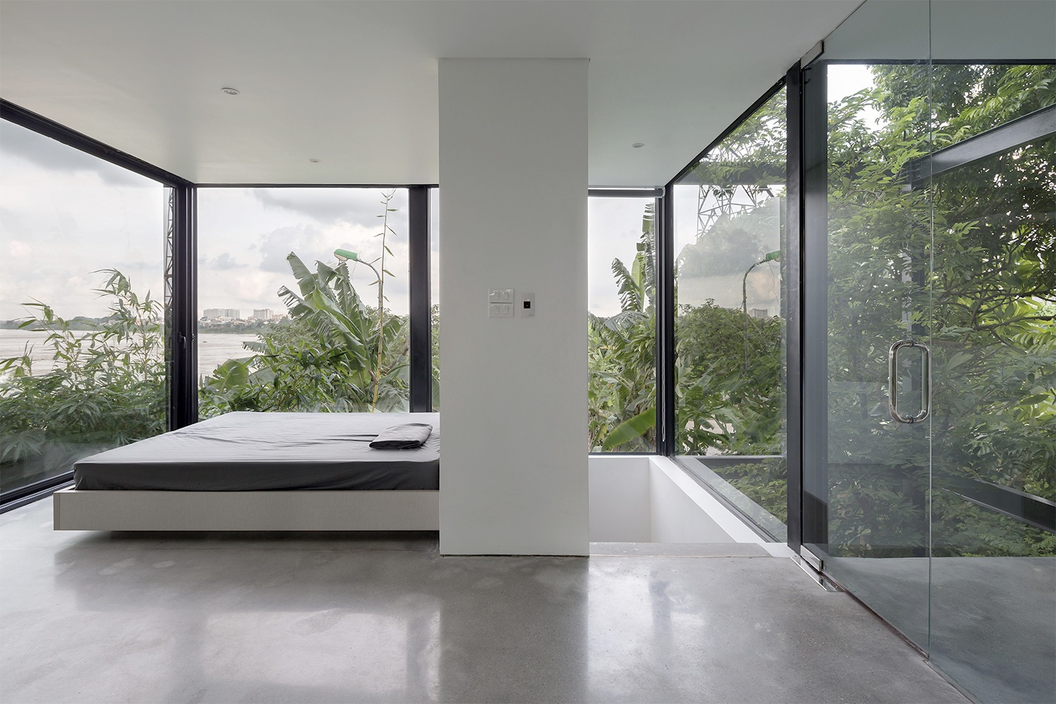 Từ phòng ngủ, gia chủ có thể thu trọn cảnh quan sông nước bên ngoài.