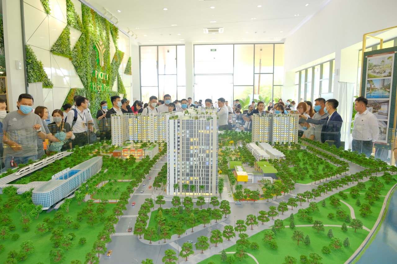 Kh&aacute;ch h&agrave;ng xem sa b&agrave;n dự &aacute;n Picity High Park