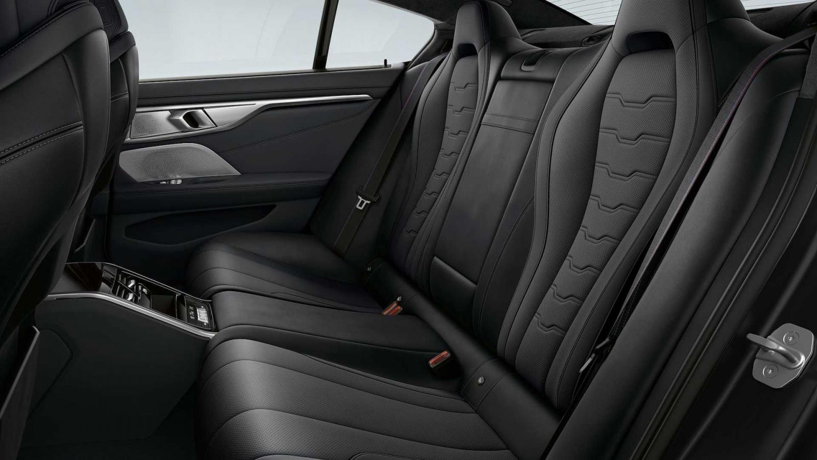 BMW 8-Series Frozen Black Edition đảm bảo sự thoải mái của người dùng.