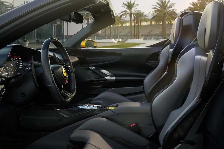 Ferrari SF90 Spider t&iacute;ch hợp c&ocirc;ng nghệ cao với loạt t&iacute;nh năng tiện lợi.