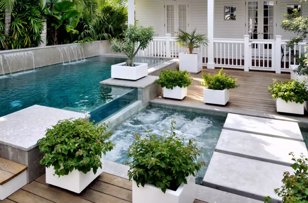 Hồ bơi với bồn tắm nước nóng mái hiên che Không gian ngoài trời đáng để mơ ước với một hiên có mái che, hồ bơi và bồn tắm nước nóng đóng thư giãn như spa tại nhà.