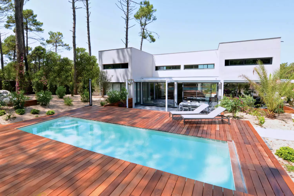 Hồ bơi gia đình với sàn gỗ bao quanh Mẫu hồ bơi gia đình được làm bằng bê tông cốt thép kết hợp nhiều lớp phủ chuyên dụng. Đặc biệt, sàn gỗ xung quanh an toàn, chống trơn trượt và tạo cảm giác thân thiện.