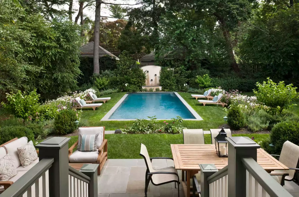 Bể bơi hình chữ nhật điển hình Thiết kế bể bơi hình chữ nhật điển hình. Nhìn từ phòng khách ngoài trời ở phía trên, không gian thư giãn trông thật thanh lịch, gần gũi với thiên nhiên.