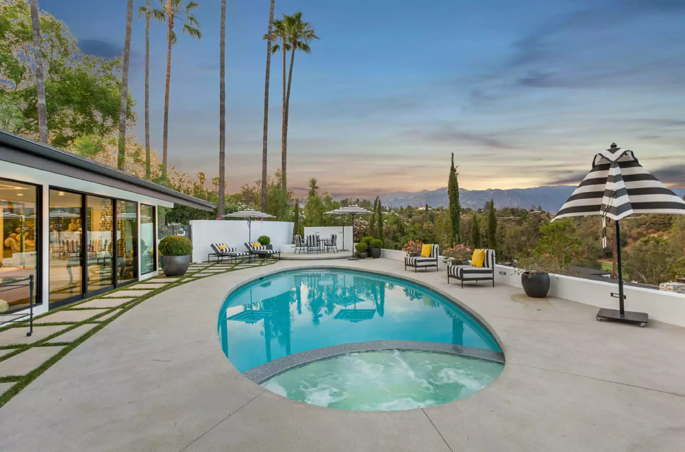 Hồ bơi gia đình kết hợp bể sục hồ bơi hình bầu dục mềm mại