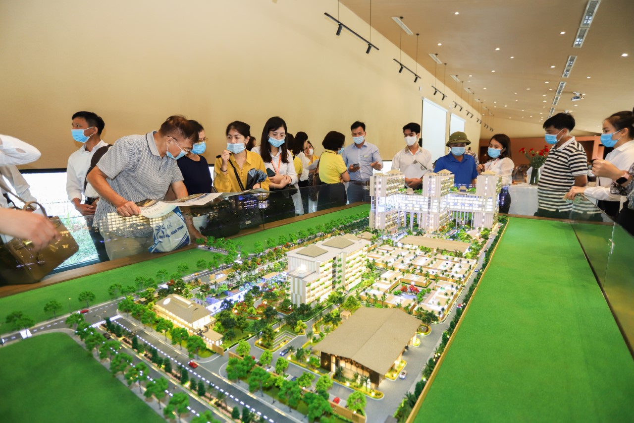 Khách hàng xem sa bàn dự án Apec Mandala Sky Villas Kim Bôi 