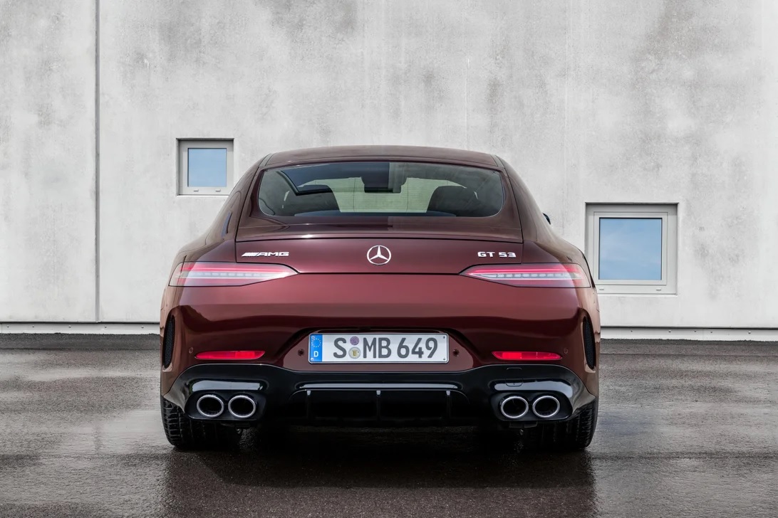 Mercedes-AMG GT facelift khiến mẫu xe tươi mới hơn.