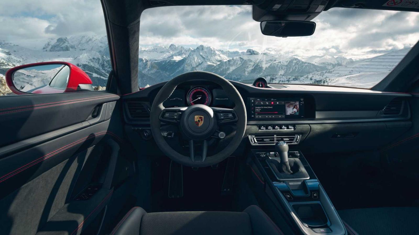 Porsche 911 GTS 2022 nội thất tối tân.