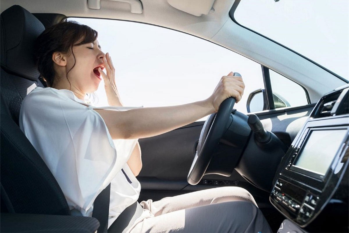 việc kh&aacute;t nước khi l&aacute;i xe c&ograve;n t&aacute;c động tới hệ thần kinh, dẫn tới việc buồn ngủ.
