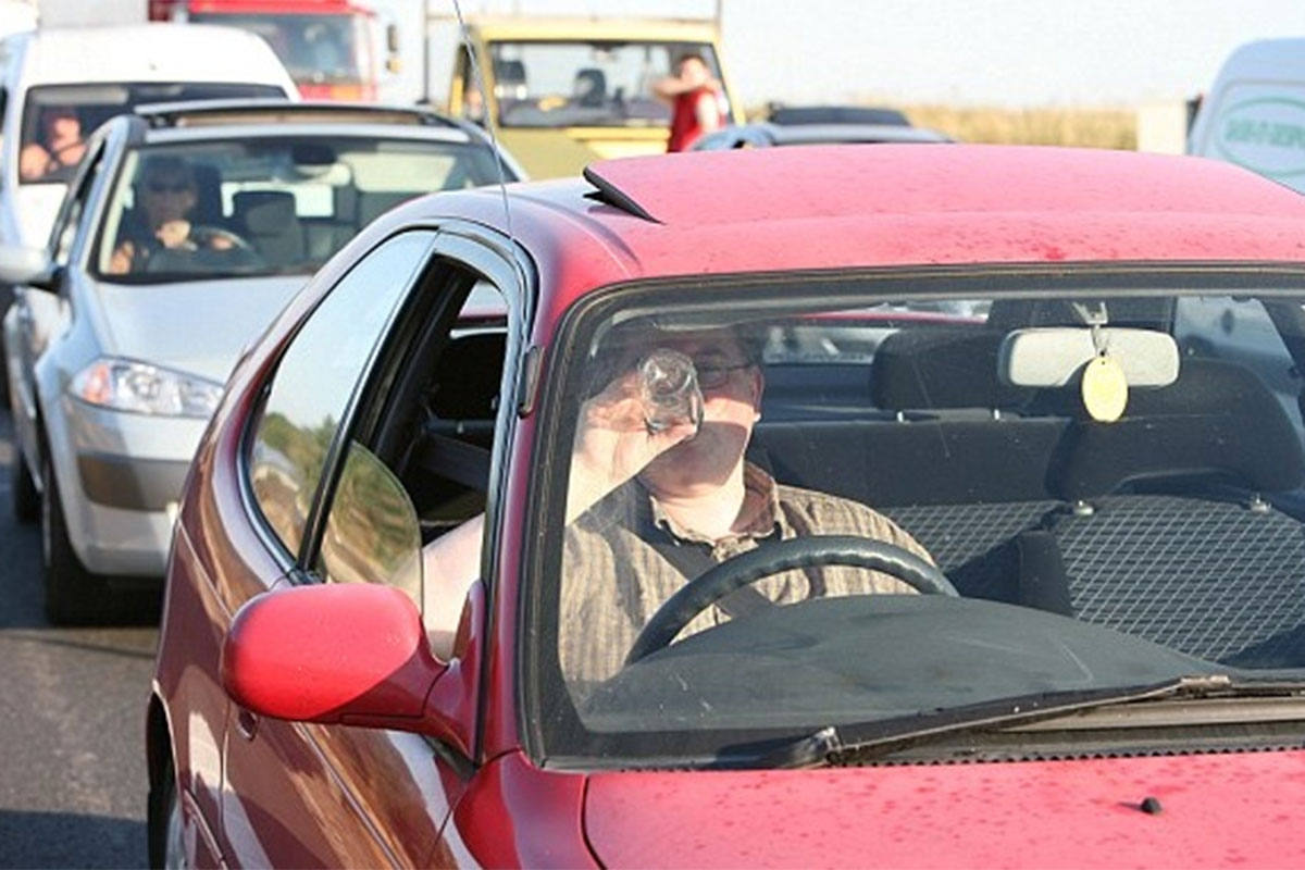 , t&agrave;i xế bị mất nước c&oacute; xu hướng mắc nhiều lỗi nhỏ, như l&aacute;i xe loạng choạng.