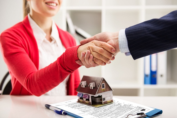 Môi giới bất động sản bắt tay kí kết hợp đồng