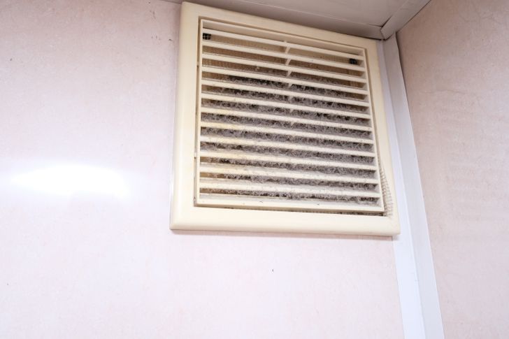 cận cảnh lỗ th&ocirc;ng gi&oacute; b&aacute;m đầy bụi bẩn