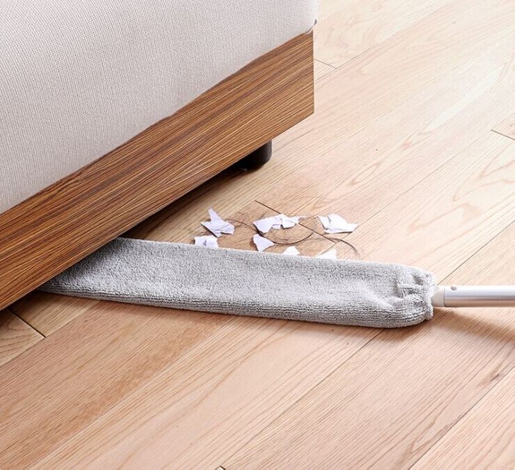 h&igrave;nh ảnh cận cảnh bụi bẩn, t&oacute;c rối dưới ghế sofa