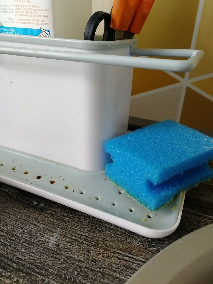 cận cảnh miếng bọt biển m&agrave;u xanh dương