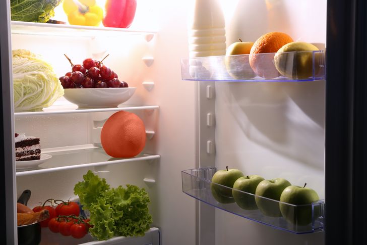 cận cảnh b&ecirc;n trong tủ lạnh chứa nhiều hoa quả, rau củ
