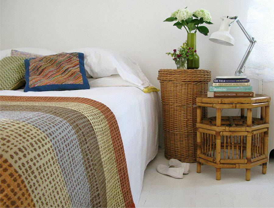 Bàn kệ đầu giường bằng mây, tre tự nhiên tạo thiện cảm ngay từ cái nhìn đầu tiên.