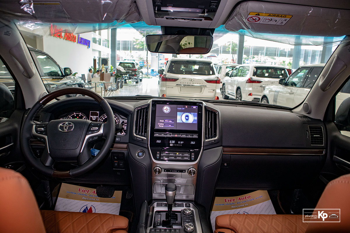 Ảnh Khoang l&aacute;i xe Toyota Land Cruiser 2021