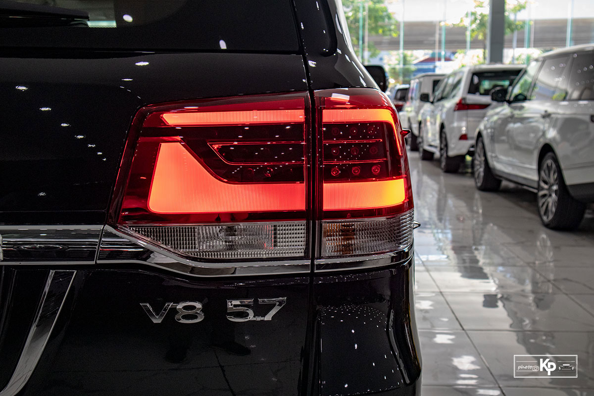 Ảnh Đ&egrave;n hậu xe Toyota Land Cruiser 2021 a1