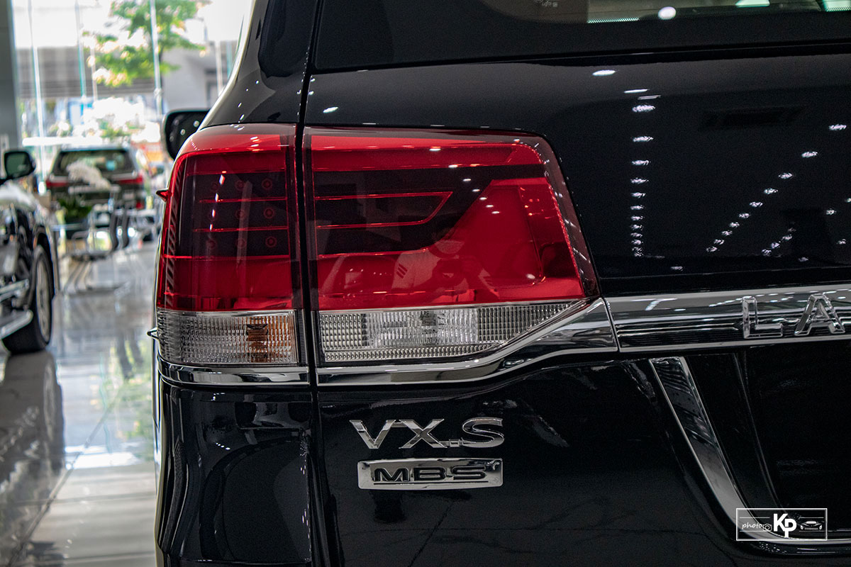 Ảnh Đ&egrave;n hậu xe Toyota Land Cruiser 2021